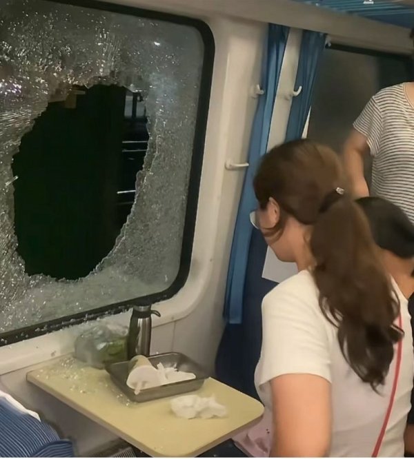 西安高新配资 对话K1373次脱线列车乘客：曾浑身是汗，砸窗后舒服多了