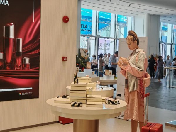 恒利配资 深圳、广州市内免税店同步上新！记者实探